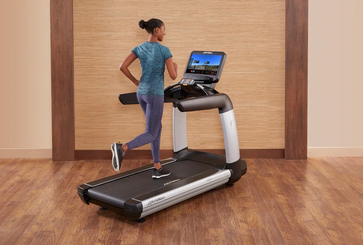 Life Fitness Platinum Club Series Treadmill with Discover SE3HD Console running lady