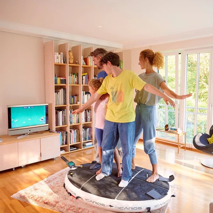 ICAROS Cloud Package VR Fitness Equipment - a family playing