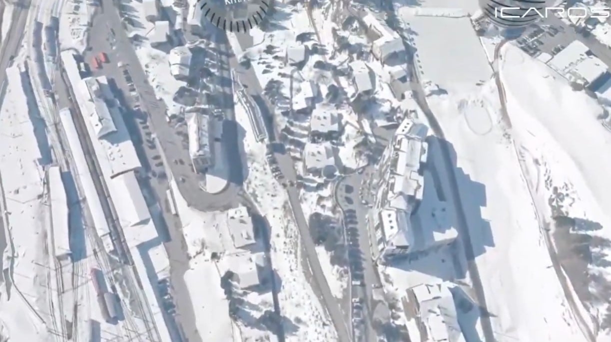 ICAROS GAMES - ENGADIN - screenshot - flying over a snow covered town