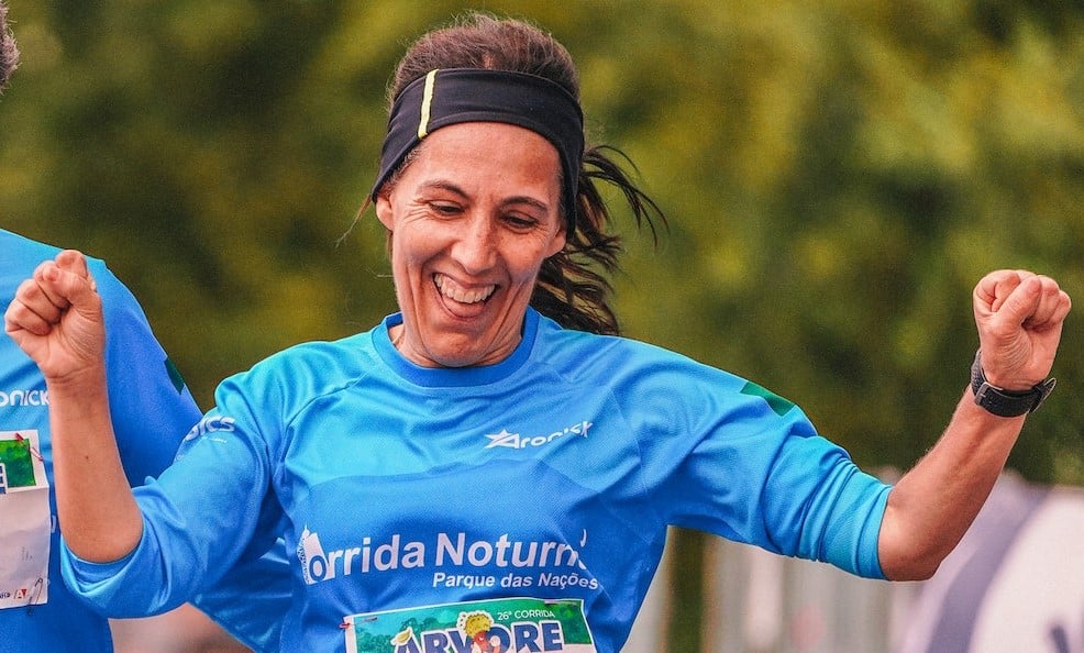 A female runner wearing a headband 