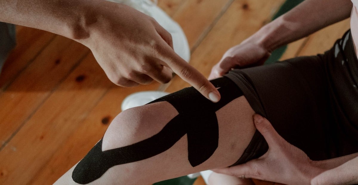 How to apply kt tape to knee - main image